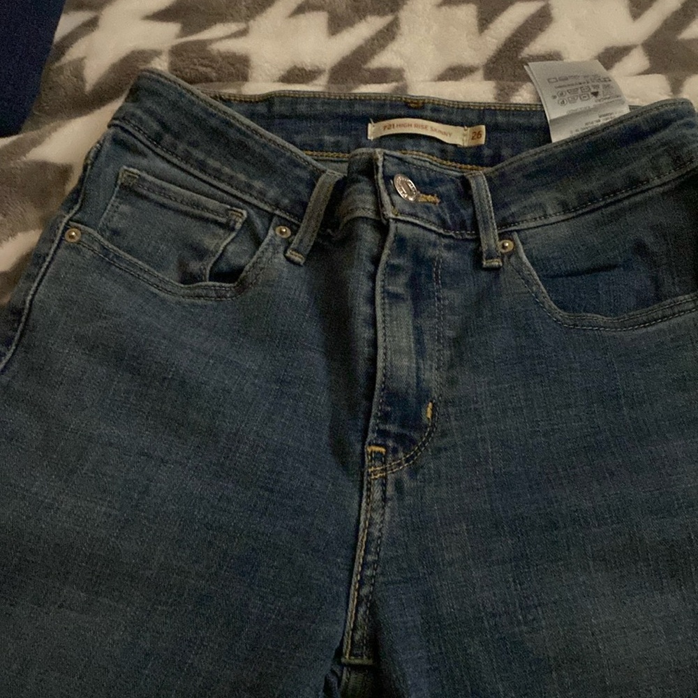 Authentic women’s/juniors Levi’s 721 size 26 high waisted skinny jeans